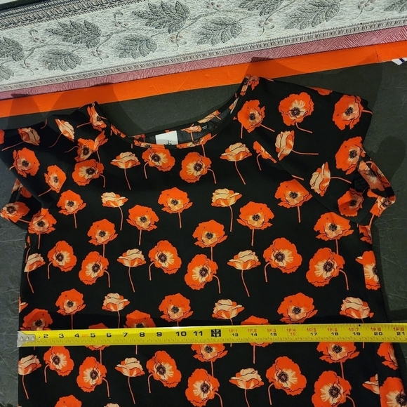 Cabi Flanders Poppy Black Red Floral Short Sleeve Blouse Size S - Picture 7 of 7